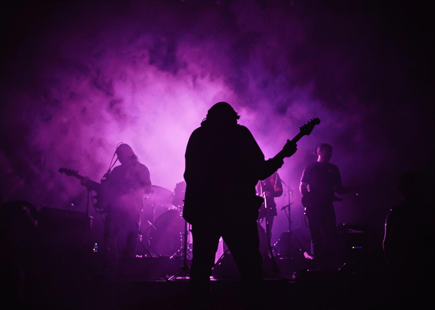 Band als Silhouette im Bühnenlicht
